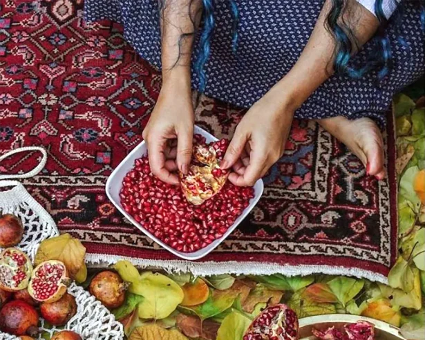 فرش دستباف و انار و یلدا