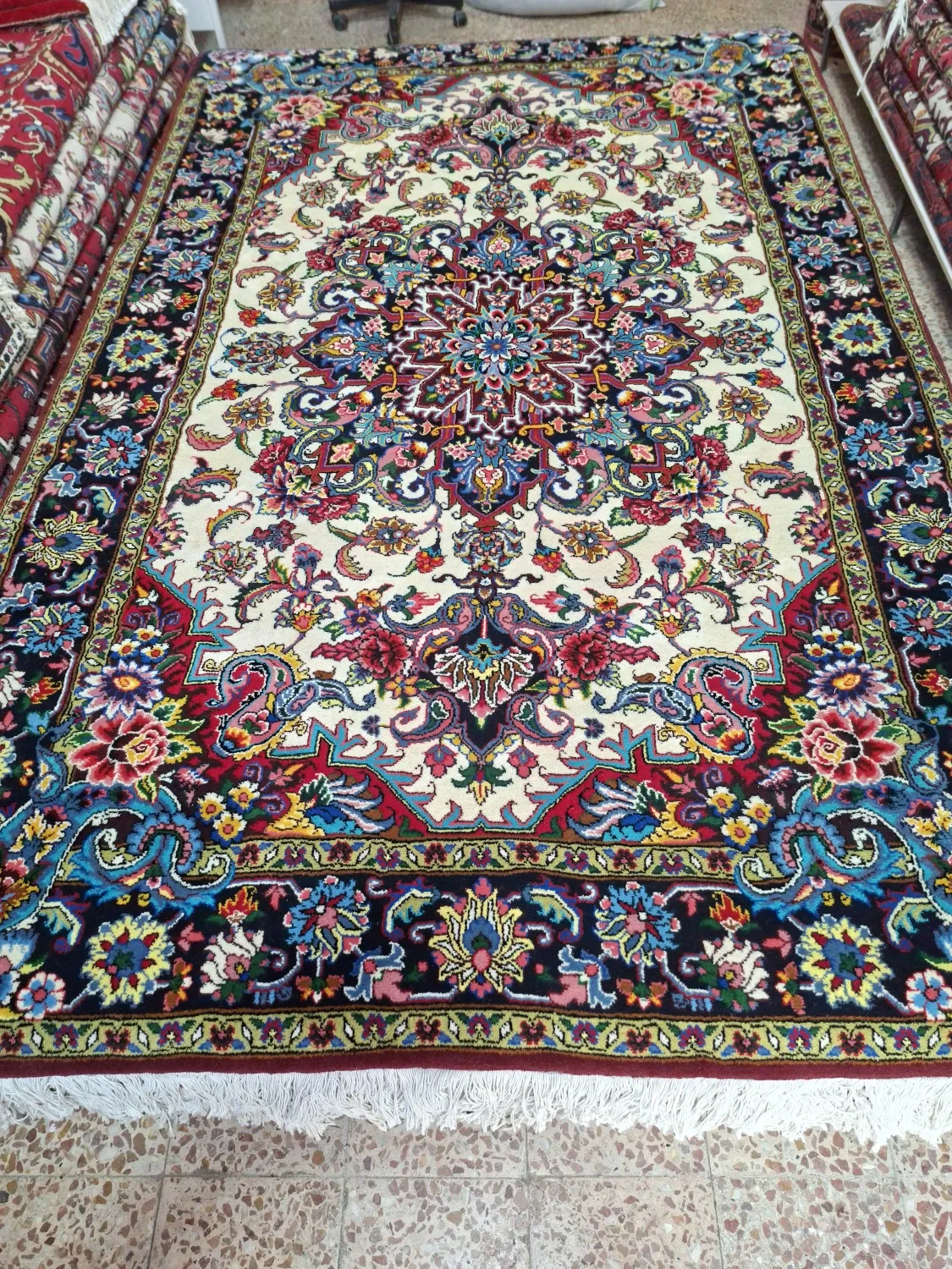 farshboom-73AtbuP448z6