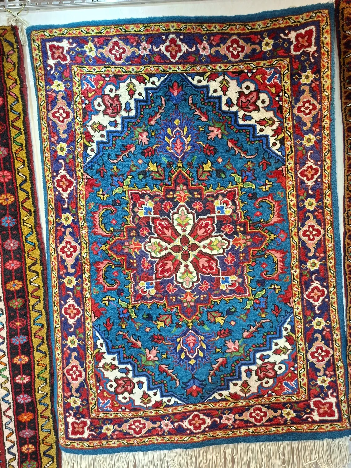 farshboom-Zm14WjJP8qrJ
