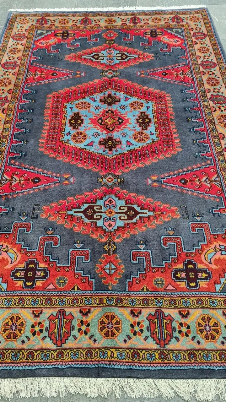 farshboom-jZ6oAGfkAFqI